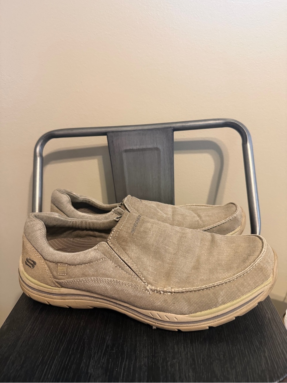 Skechers Expected Avillo Khaki Canvas Slip Ons Men’s 11